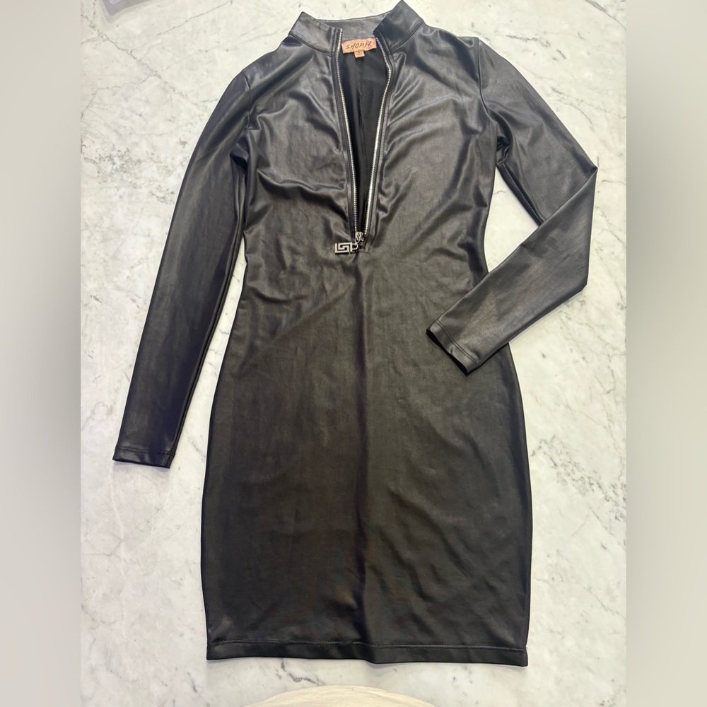 Shop17 Sleek Black Long-Sleeve Mini Dress with Zip Front